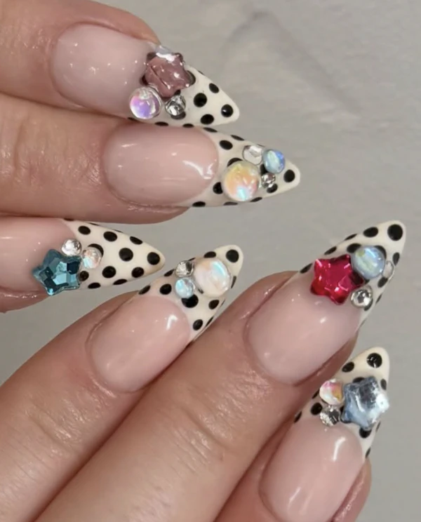 <a href="https://www.instagram.com/p/DVN9CDkCAmy/?img_index=1"><span>Doki Nails</span></a>