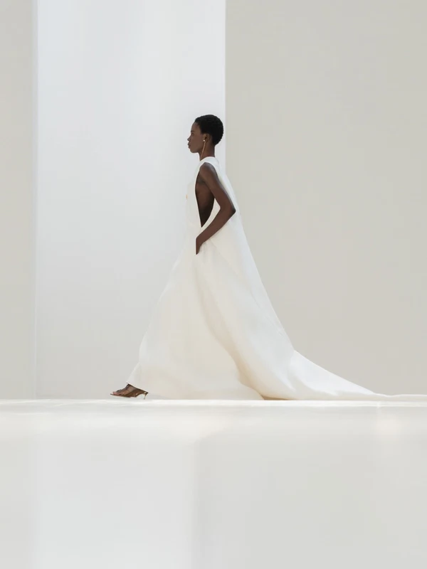 <a href="https://www.instagram.com/p/Dd99Arliods/?hl=en&img_index=1">Balenciaga</a>