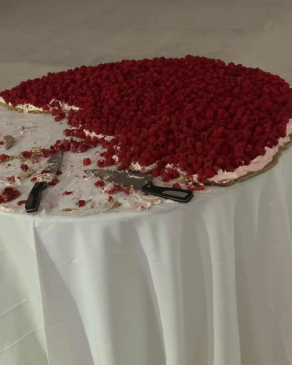 Trend: Giant Single-Tier Wedding Desserts