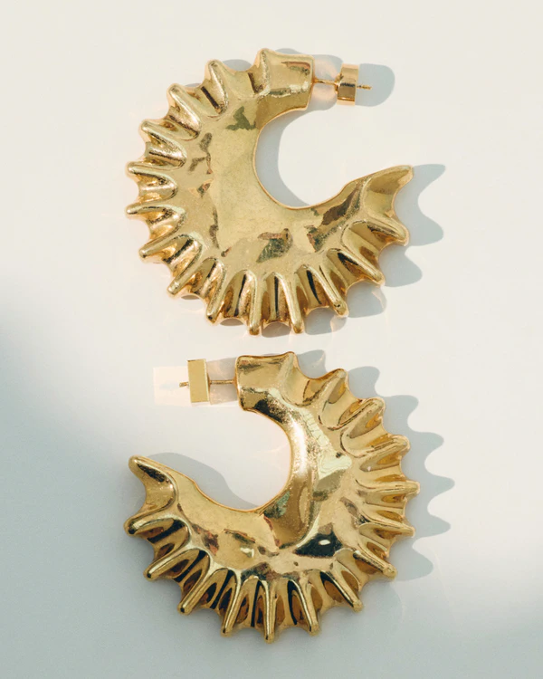 <a href="https://www.jacquemus.com/en_fr/the-hippocampe-hoop-earrings/JWW00802AOT4063280.html">Jacquemus</a>
