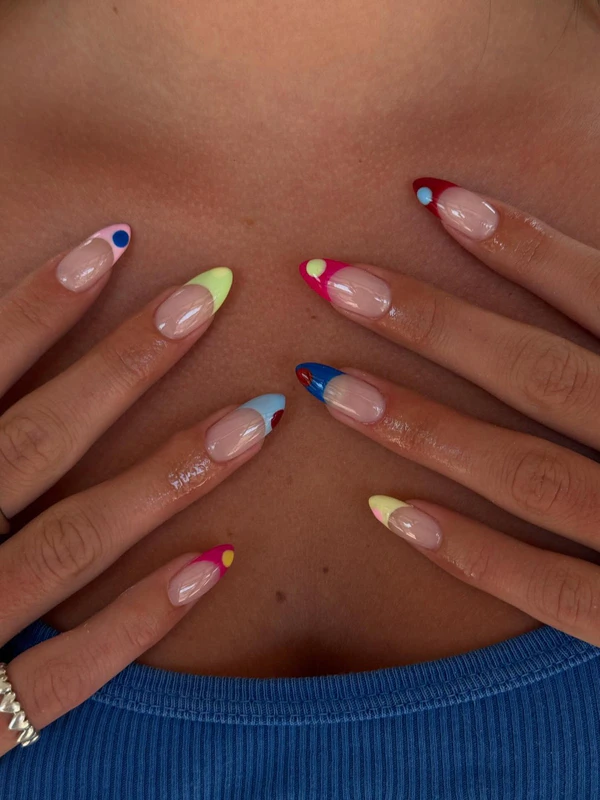 <a href="https://www.instagram.com/p/Dale_9_gUcr/?img_index=1">Nail Edit by Ash</a>
