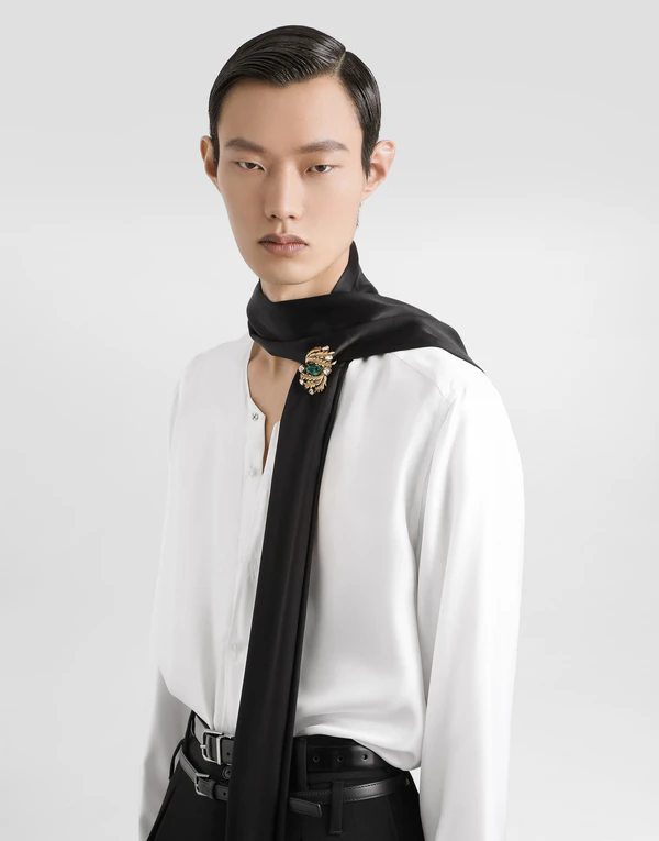 <a href="https://www.dolcegabbana.com/en-us/fashion/men/accessories/bijoux/leaf-brooch-with-rhinestones-gold-WPR7F1W1111ZOO00.html">Dolce &amp; Gabbana</a>