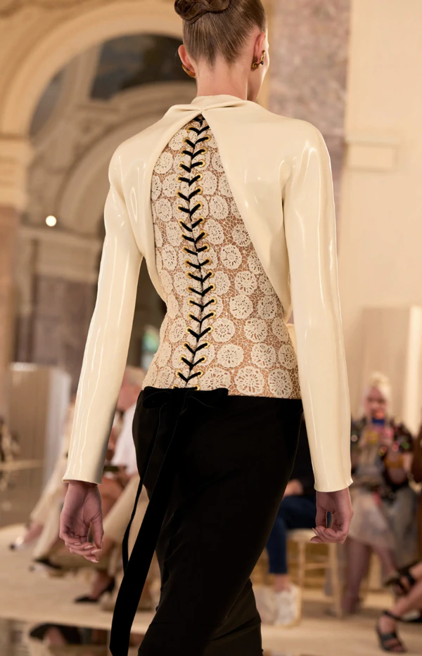 <a href="https://schiaparelli.com/en/pages/looks/haute-couture-automne-hiver-2026-27-look-3">Schiaparelli</a>