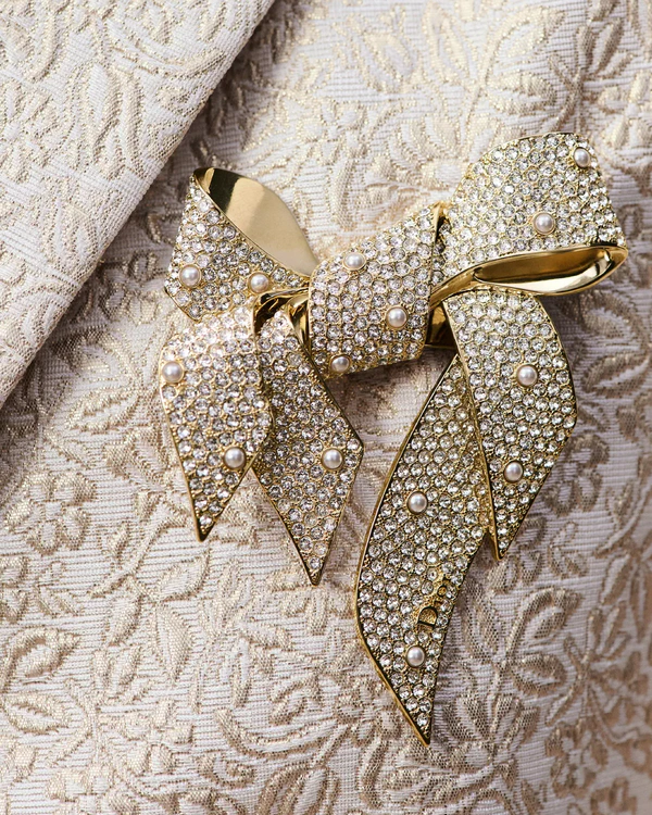 <a href="https://www.dior.com/en_gb/fashion/products/V1858WOMCY_D03S?indexName=search_prod_live_en_gb&amp;objectID=V1858WOMCY_D03S&amp;query=brooch&amp;queryID=85648bc7d70290f3fb62e77d0e5d8a62">Dior</a>