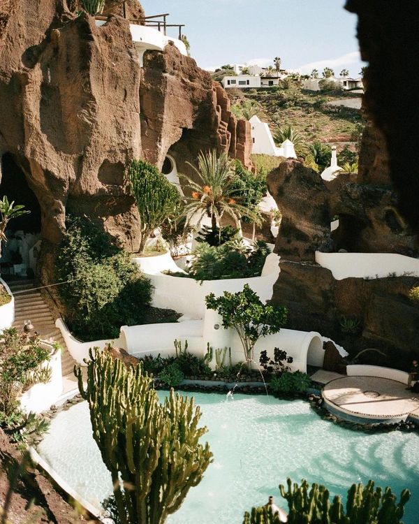 10 Travel Influencers Every Holidayer Needs to Follow