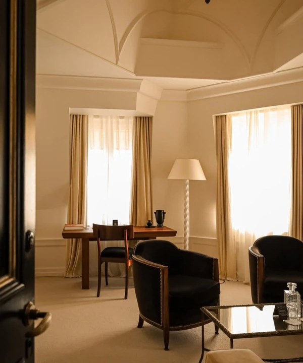 <a href="https://www.instagram.com/p/DWUKctskZx6/?hl=en">Hôtel Balzac</a>