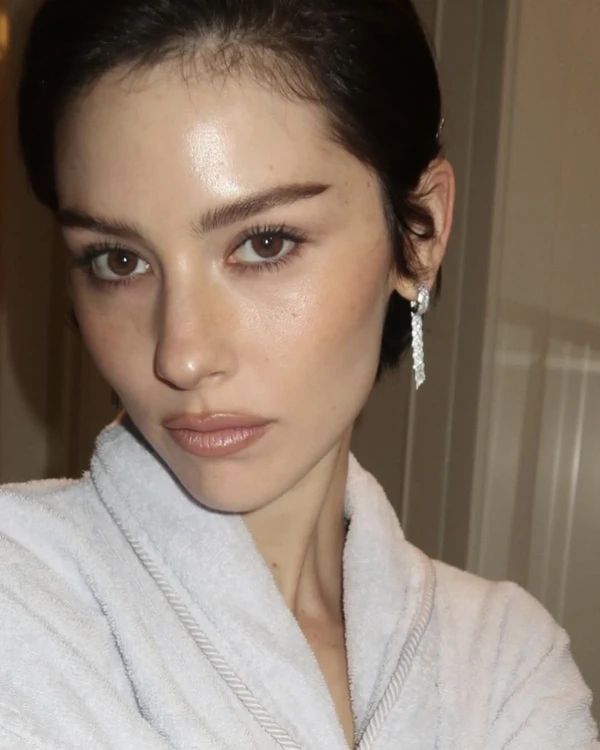 <a href="https://www.instagram.com/p/DVG_qHwjNz9/?img_index=1" target="_blank">Emily Cheng</a>