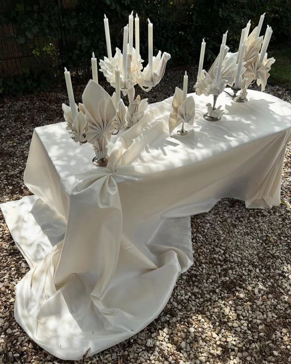 <a href="https://www.instagram.com/p/DPOWe9YCO35/?img_index=1">Edénique de Beaumont Floral Design</a>