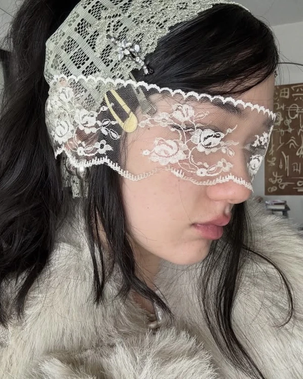 20 It-Girl Bridal Hair Accessories Beyond the Veil