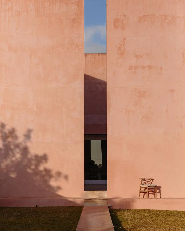 <a href="https://www.instagram.com/p/ChCtsEOskKN/">Neuendorf House</a>