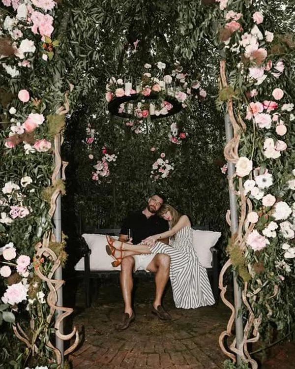 Taylor Swift and Travis Kelce Are Engaged! — photo 1