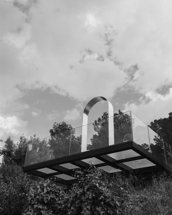 A Mediterranean Sunset Soirée With a Fresh Citrus Sixties Twist