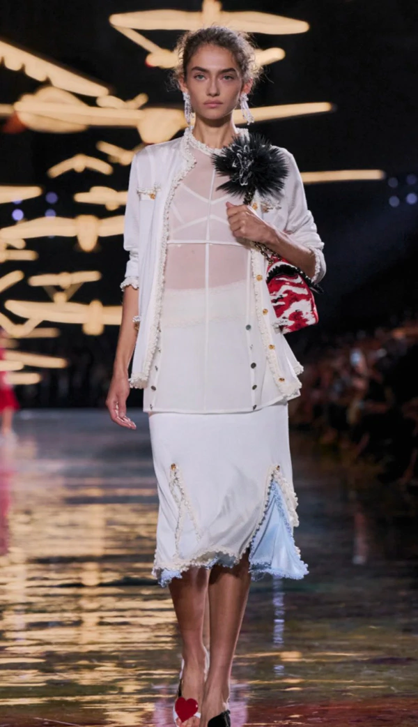 <a href="https://www.chanel.com/gb/fashion/p/27S-PODIUM-023/look-23/">Chanel</a>