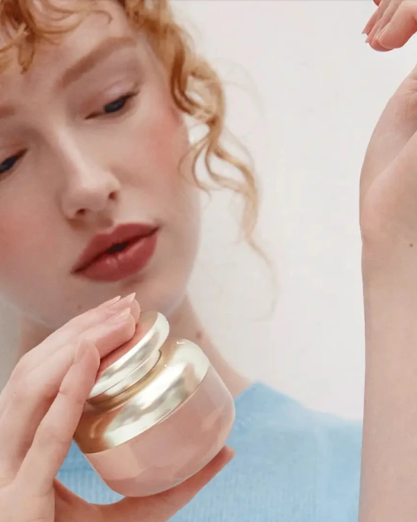 <a href="https://www.rarebeauty.com/products/rare-eau-de-parfum?srsltid=AfmBOopifeTyns4QYm9cLTLBTB8auGB4Im-8_6ynP_OI4PHuvz2c593b">Rare Beauty</a>