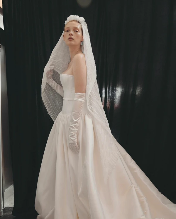 26 Modern Drop-Waist Bridal Dresses — photo 1