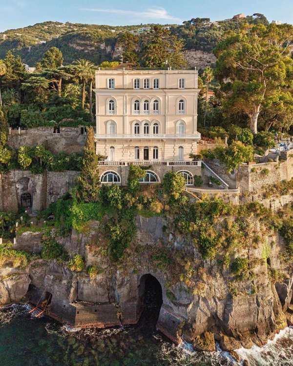 <a href="https://www.instagram.com/p/DbTQhjeDAkh/?img_index=1">Villa Astor</a>, Photography: <a href="https://www.instagram.com/rossini_photography/">Rossini</a>