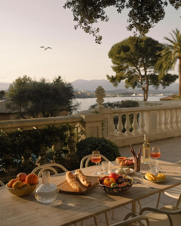 10 Travel Influencers Every Holidayer Needs to Follow