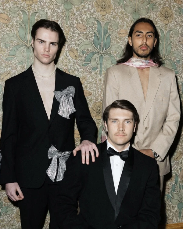 35 Must-Save Bridal & Grooms Party Portrait Ideas