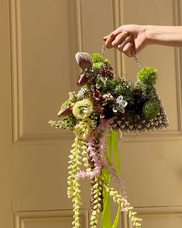 Trend: Clutch Bouquets
