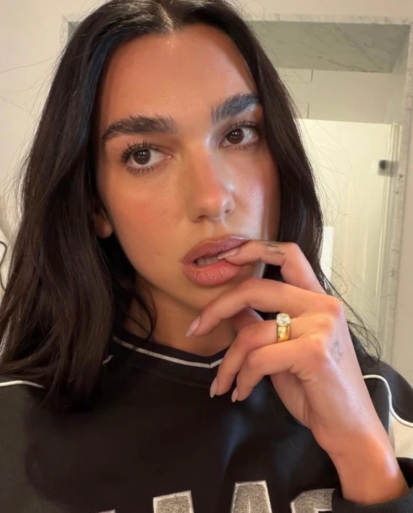 Content: <a href="https://www.instagram.com/p/DXmYxANjAdb/?img_index=1">Dua Lipa</a>