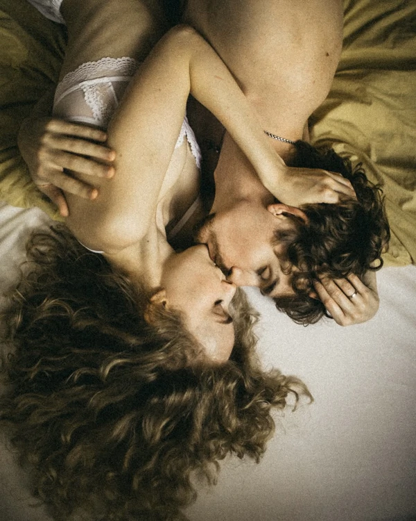 100 Questions to Spark Intimacy & Connection in Your Relationship