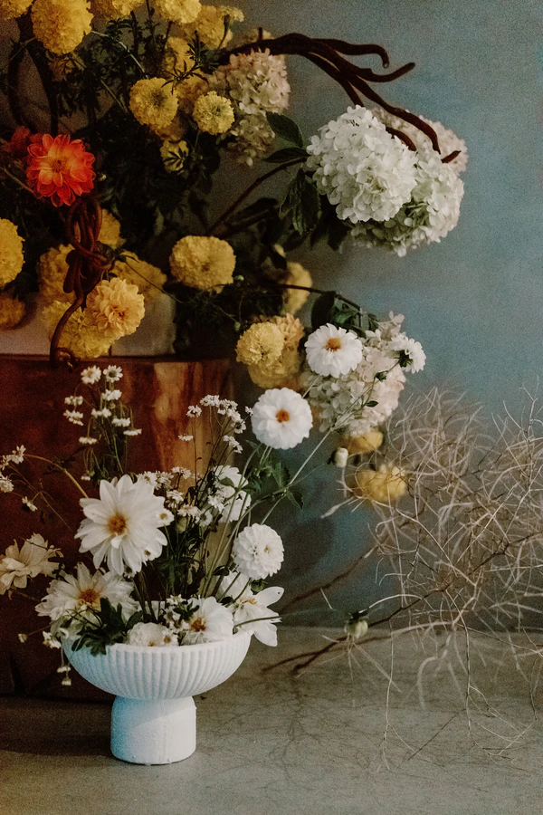 Ascetic Interiors and Modern Floristics in the Lovers Elopement Editorial — photo 6
