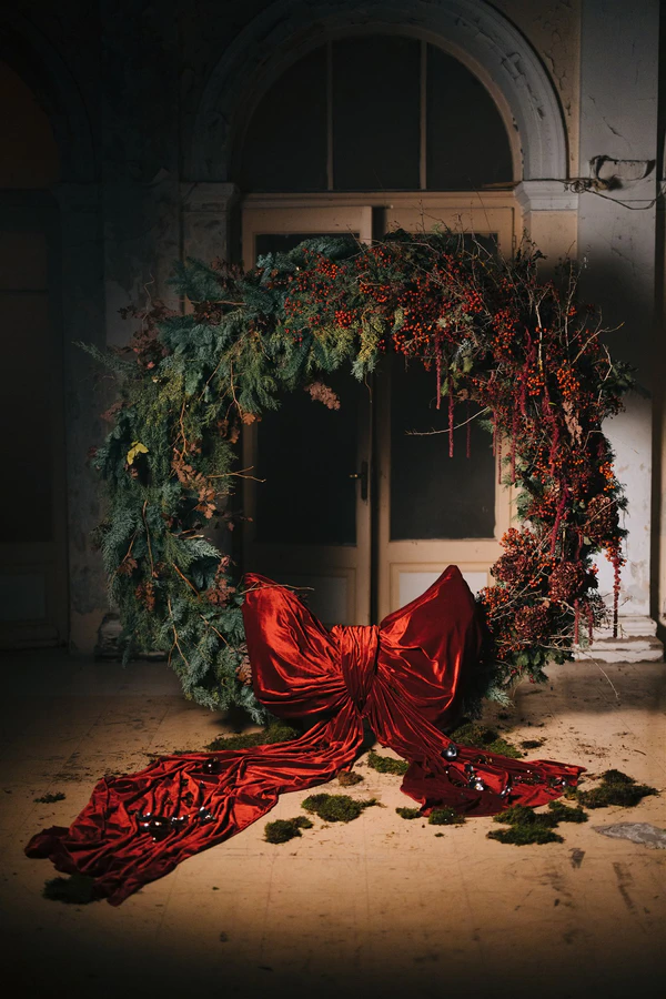 Christmas-Inspired Bridal Editorial in Antique Space — photo 7
