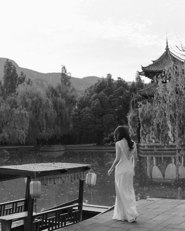 A Pastel-Drenched Chinese Celebration at Amandayan Amid the Mountainscapes of Lijiang