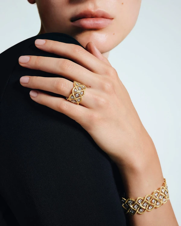 <a href="https://www.instagram.com/p/DZ4lCOIjbjZ/?img_index=2">Buccellati</a>