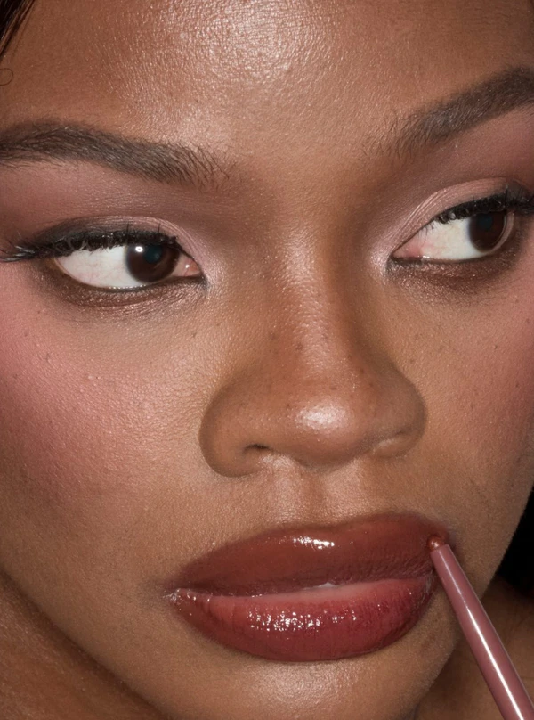<a href="https://www.instagram.com/p/Da2l--qDifh/?img_index=12">Mac Cosmetics</a>