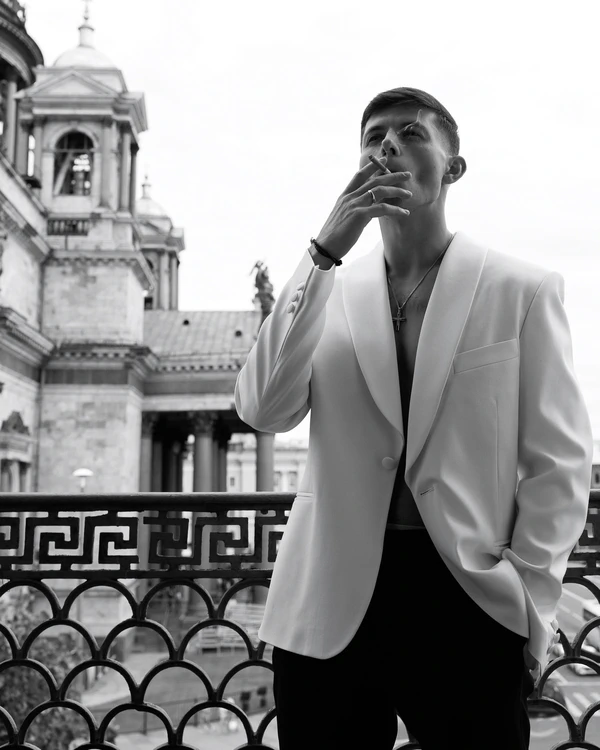 A Dreamlike Wedding with Enchanting Ballerinas & Art in a Historic Palace