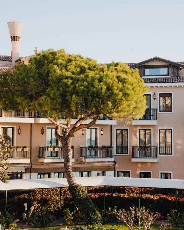 <a href="https://www.instagram.com/belmondhotelcipriani/p/DZSQoMvE8fj/?hl=en">Hotel Cipriani</a>