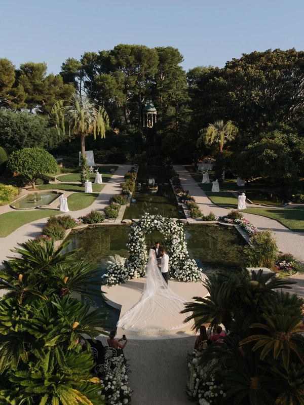 <a href="https://www.instagram.com/p/DaJAcX8lww7/?hl=en&amp;img_index=1">Leonie Hanne</a>, Photography: <a href="https://www.instagram.com/haute.weddings/">Haute Weddings</a>