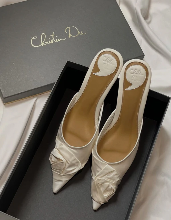 <a href="https://www.instagram.com/p/DbafTfuB8zt/">Christin Wu</a>