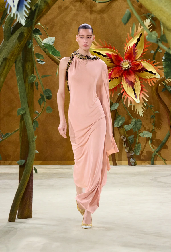 <a href="https://www.chanel.com/gb/haute-couture/26khc/look-58/">Chanel</a>