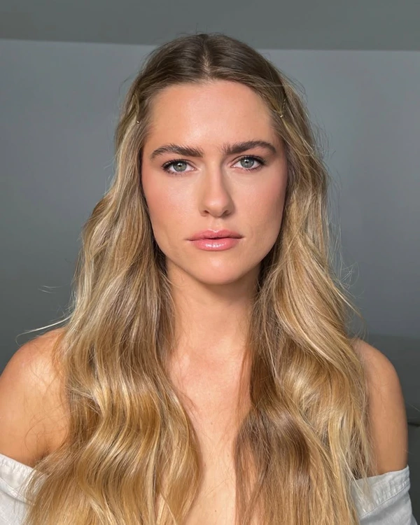 <a href="https://www.instagram.com/landtwing_makeup/p/C9w4Xofte1M/">Anastasia Landtwing</a>