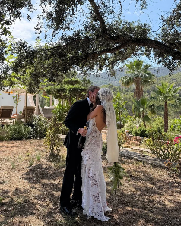 Content: <a href="https://www.instagram.com/p/DZcV2N7jtDa/?img_index=1">Ashleigh Bakos</a>