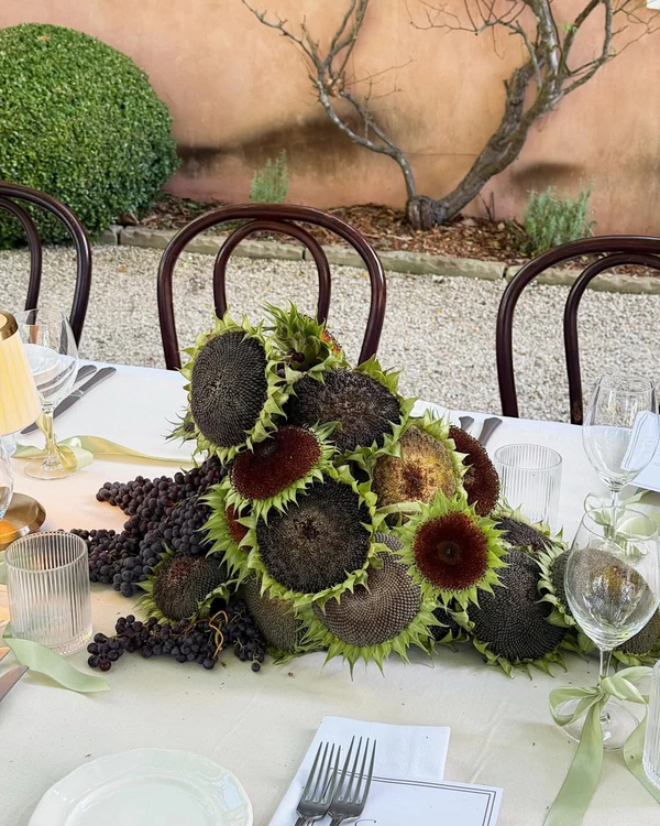 <a href="https://www.instagram.com/p/DVLFnq1kgvj/?utm_source=Pinterest&amp;utm_medium=organic&amp;epik=dj0yJnU9S2VaRnpfR1pHZlpZRFVOalFNRVlFSFhkTzdoV1V6RUomcD0wJm49Vks1TXQ5M3NnZEkwQ0VfRjFvNk1GUSZ0PUFBQUFBR25TRnhJ">Sophia Wilde</a>, Photography: <a href="https://www.instagram.com/hungryhearts_co/">Hungry Hearts Co.</a>