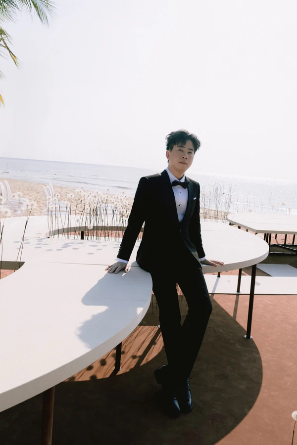 A Cinematic Beach Wedding in Vietnam with a Sunset Ceremony Framed by Dandelions