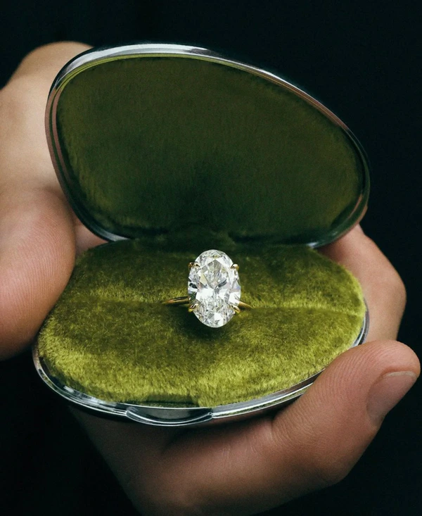 <a href="https://www.sarahandsebastian.com/en-uk/products/oval-engagement-ring-yellow-gold">Sarah & Sebastian</a>