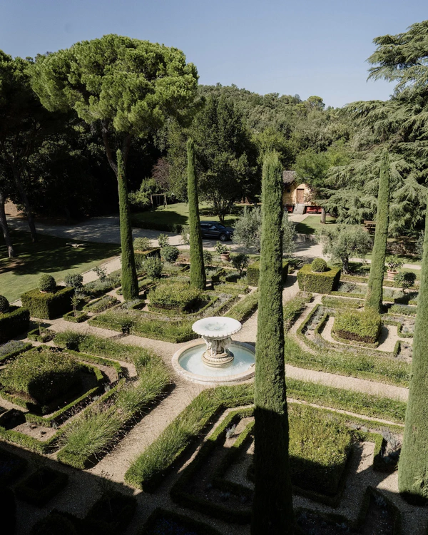 A Classic & Elegant Celebration Amongst an Italian Garden Villa