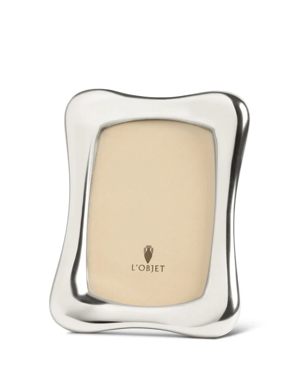 <a href="https://www.l-objet.com/products/anton-frame-platinum-4x6?utm_source=the-wed&utm_medium=digital-pr&utm_campaign=lobjet-wedding-gift-guide&utm_content=image-link">L'OBJET Anton Frame, $250</a>