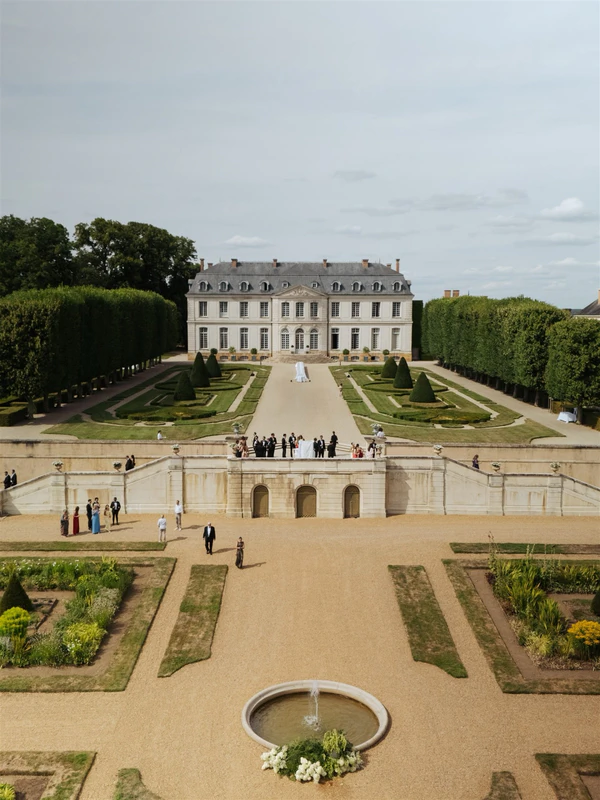 <a href="https://www.instagram.com/chateaudugrandluce/" target="_blank" rel="noopener noreferrer">Hotel Château du Grand-Lucé</a>, Photography: <a href="https://www.instagram.com/p/DYSYzG4DOhC/?img_index=1" target="_blank" rel="noopener noreferrer">Through the Glass</a>