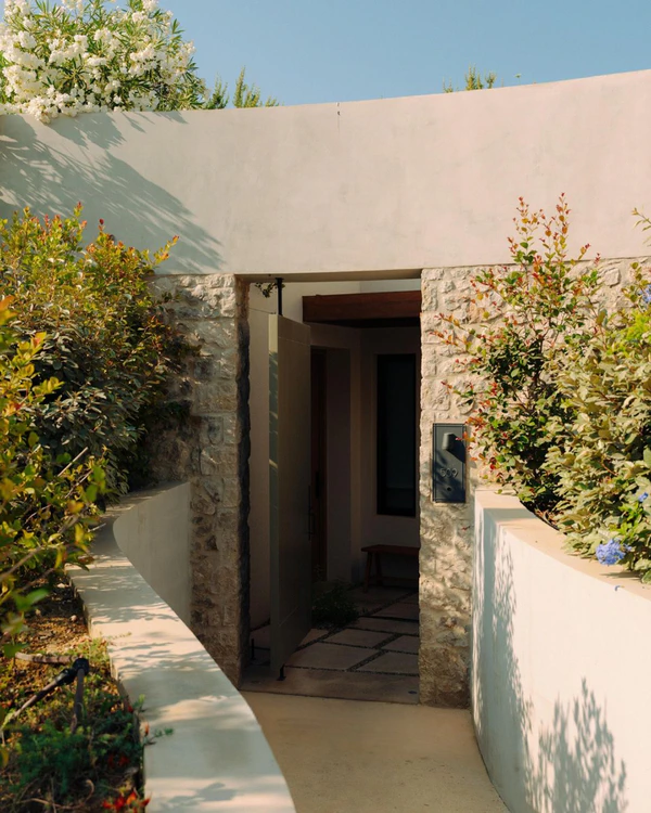 <a href="https://www.instagram.com/p/DSzLYOzCMiS/" target="_blank">Mandarin Oriental, Costa Navarino</a>