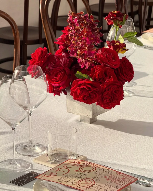 Trend: Mismatched Single-Bloom Centerpieces