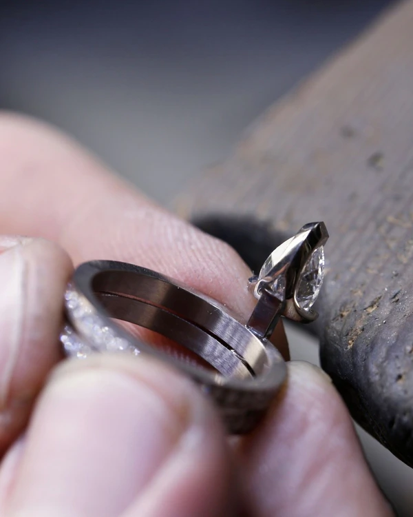 30 Expert Tips for Diamond Engagement & Wedding Ring Shopping