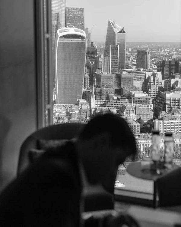 Weddings in the UK and Belarus: about formats and couples — photo 1