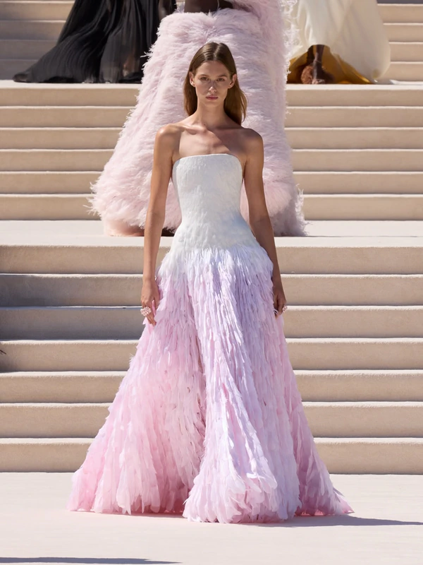 <a href="https://www.instagram.com/p/DaixlMICHzJ/?hl=en&img_index=13">Balenciaga</a>