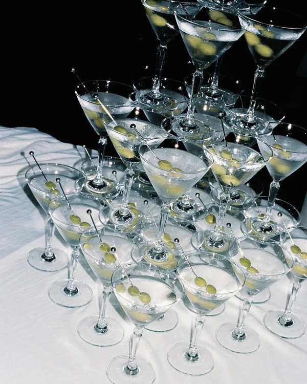 40 Trendy Ideas for Serving Your Wedding Cocktails