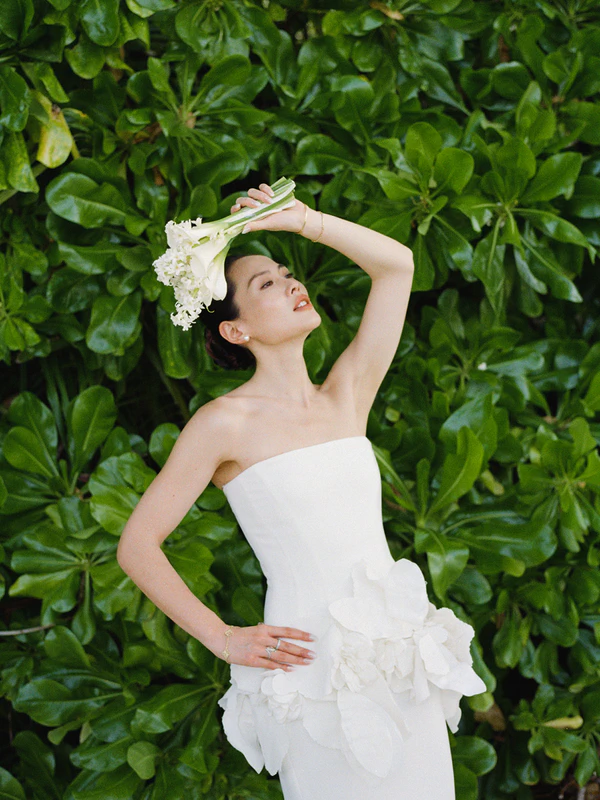 10,000 Lilies & Turquoise Waters Framed This Dreamy Beach Wedding in the Maldives